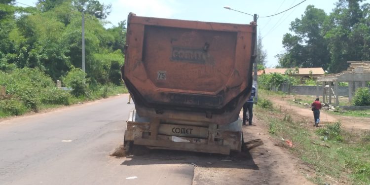 Risque d’accident à l’entrée de Duékoué : il faut dégager ce camion calciné