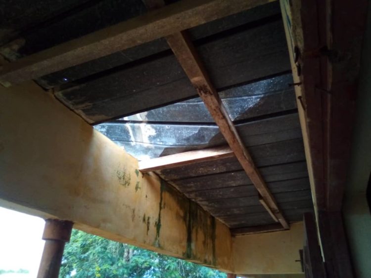 Alépé : des salles de classe d&rsquo;un centre d&rsquo;examen décoiffées