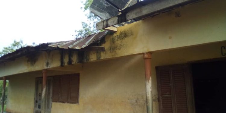 Alépé : des salles de classe d’un centre d’examen décoiffées