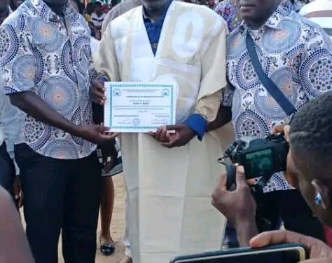 Bangolo : Bako Nestor Pondéré reçoit un diplôme des enseignants du Collège Expérience.