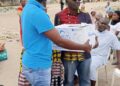 Elan de solidarité : le SNT Mey Kelassar distribue des vêtements à des déguerpis de Koumassi
