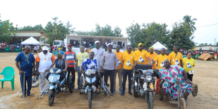 Actions sociales à Dimbokro: des fonds pour les jeunes filles, des motos pour les handicapés