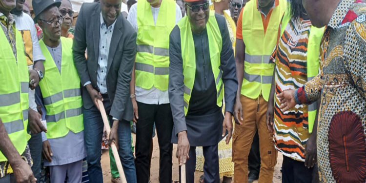 Côte d’Ivoire/ Le maire de Dabou lance les travaux d’ouverture d’une voix d’accès à un centre de santé