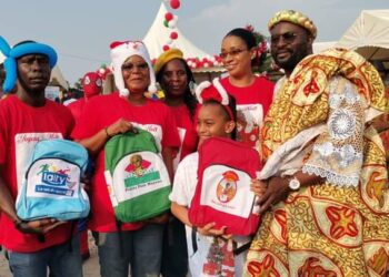 Adjamé Bingerville : le Chef du village l&rsquo;honorable AWAKA offre des cadeaux d&rsquo;une valeur de plus de 8 millions à l&rsquo;occasion de la fête de Noël