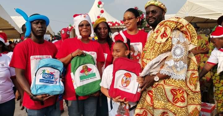Adjamé Bingerville : le Chef du village l’honorable AWAKA offre des cadeaux d’une valeur de plus de 8 millions à l’occasion de la fête de Noël