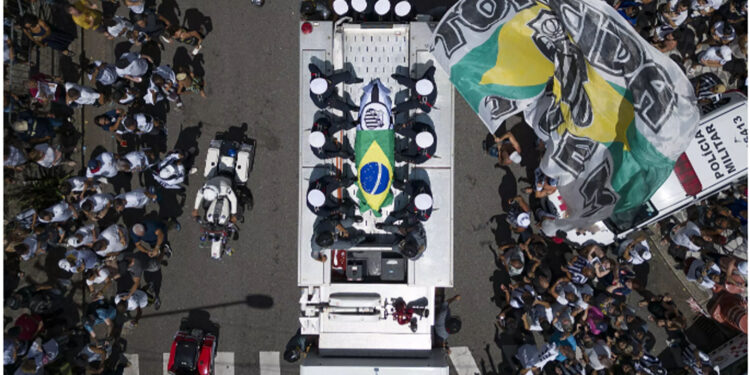 Brésil: dans sa ville de Santos, le Roi Pelé a rejoint sa dernière demeure