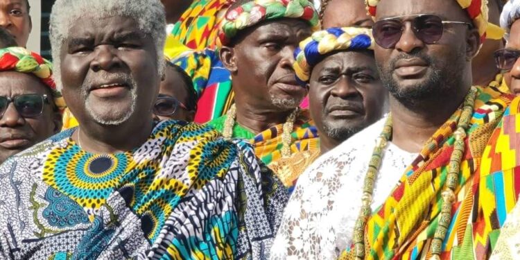 District d&rsquo;Abidjan : le ministre Gouverneur Beugré Mambé offre des laisser – passer aux chefs du village et promet des bitumes