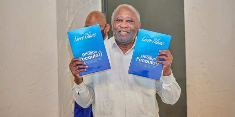 Laurent Gbagbo reçoit le livre des préoccupations des jeunes