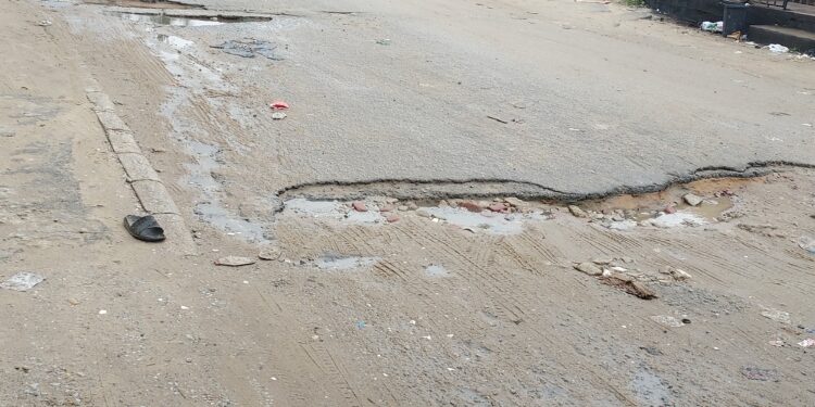 Les conséquences dévastatrices de la pluie à Abidjan : Un regard critique sur la vanité du goudron biodégradable
