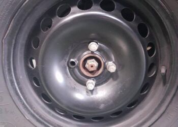 Prudence routière : Les risques d&rsquo;un véhicule aux écrous de pneus incomplets