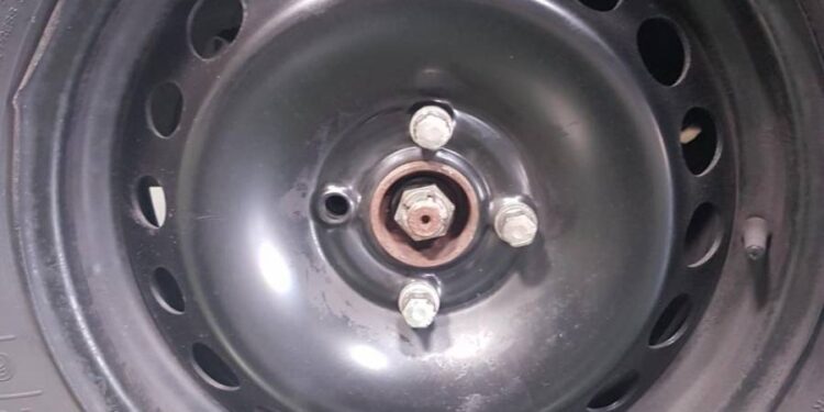 Prudence routière : Les risques d&rsquo;un véhicule aux écrous de pneus incomplets