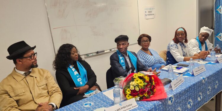 𝗙𝗟𝗘𝗨𝗥 𝗔𝗞𝗘́ 𝗠’𝗕𝗢 𝗘𝗦𝗧𝗛𝗘𝗥 𝗦’𝗘𝗡𝗧𝗥𝗘𝗧𝗜𝗘𝗡𝗧 𝗔𝗩𝗘𝗖 𝗟𝗘𝗦 𝗙𝗘𝗠𝗠𝗘𝗦 𝗣𝗣𝗔-𝗖𝗜 𝗗𝗘 𝗙𝗥𝗔𝗡𝗖𝗘