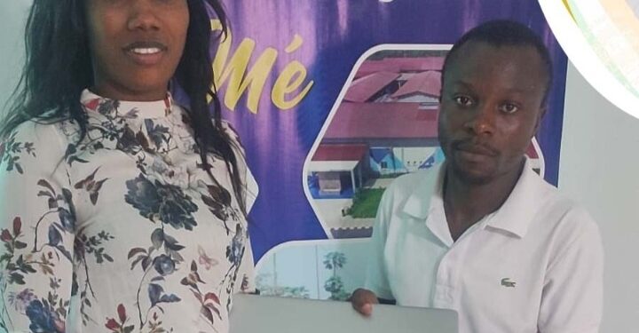 Alépé/Action de solidarité: L’Honorable N’cho Christophe offre un outil informatique à un jeune étudiant