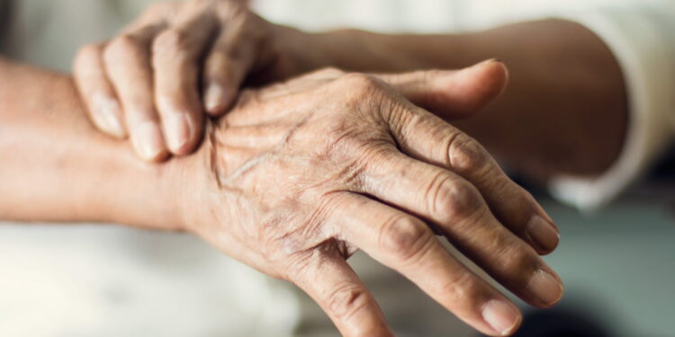 Comprendre l’opération chirurgicale pour la Maladie de Parkinson et les tremblements essentiels : Guide et conseils