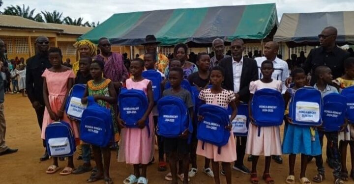 Alépé/La mutuelle de développement de Monga récompense les meilleurs élèves et offre des portes métalliques