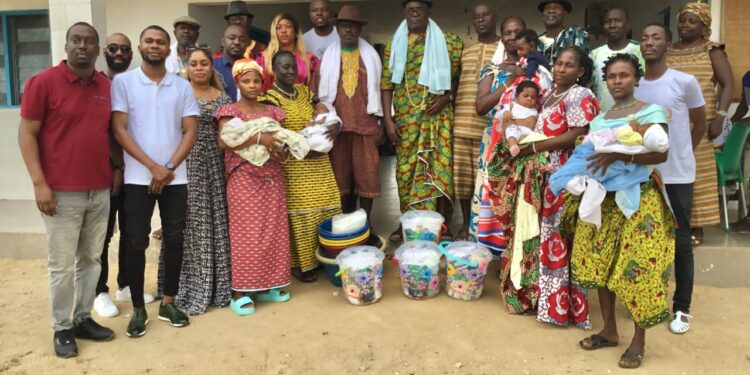 ALÉPÉD: les anciens élèves du collège Kirmann d’Abengourou offrent des kits sanitaires pour bébé au Csu d’Ingrakon