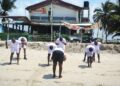 Sueur, sable et sourires : le séminaire des patrons de presse s&rsquo;achève dans le surf d&rsquo;Assouindé