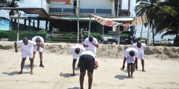 Sueur, sable et sourires : le séminaire des patrons de presse s&rsquo;achève dans le surf d&rsquo;Assouindé