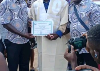 Bangolo : Bako Nestor Pondéré reçoit un diplôme des enseignants du Collège Expérience.