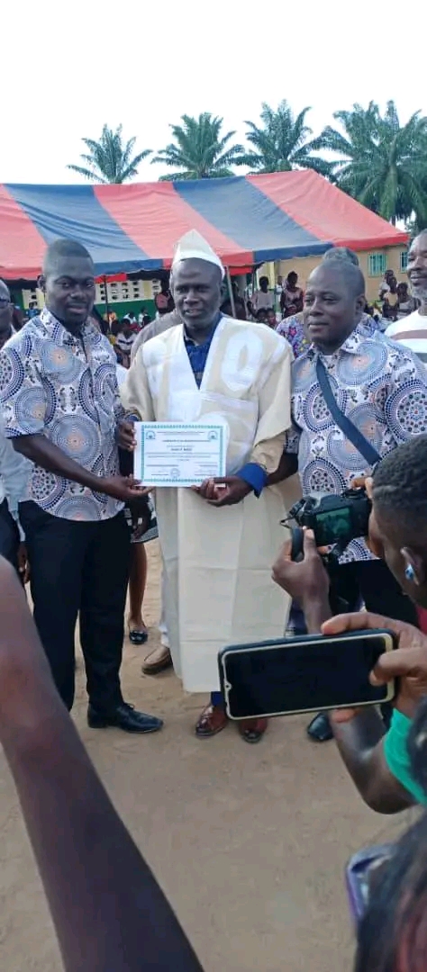 Bangolo : Bako Nestor Pondéré reçoit un diplôme des enseignants du Collège Expérience.