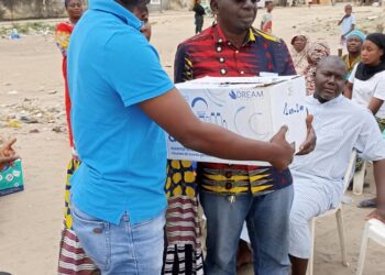 Elan de solidarité : le SNT Mey Kelassar distribue des vêtements à des déguerpis de Koumassi