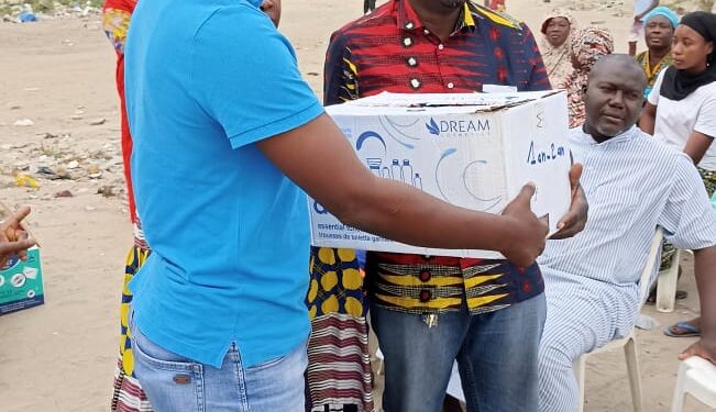 Elan de solidarité : le SNT Mey Kelassar distribue des vêtements à des déguerpis de Koumassi