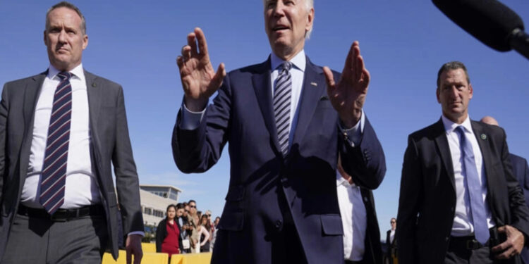 Élections de mi-mandat: un scrutin à hauts risques pour Biden et le camp démocrate