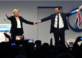 France: Jordan Bardella devient président du RN et succède à Marine Le Pen