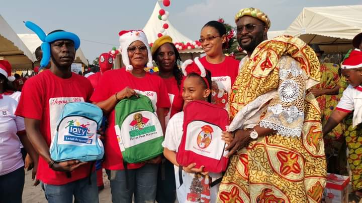 Adjamé Bingerville : le Chef du village l&rsquo;honorable AWAKA offre des cadeaux d&rsquo;une valeur de plus de 8 millions à l&rsquo;occasion de la fête de Noël