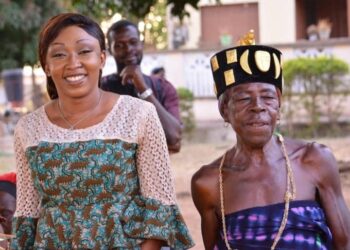 Bouaké/Présentation de voeux :Nanan Kouakou Amenan, au nom des femmes de Diabo, confie Rebecca Yao au chef canton Gblo