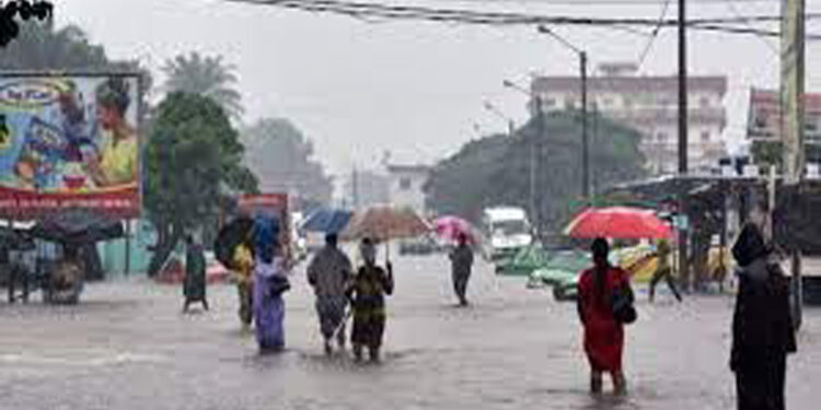 La saison pluvieuse en Côte d’Ivoire : Quand la pluie matinale bouleverse les routines quotidiennes