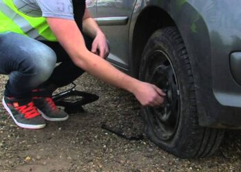 Sécurité routière : Savoir démonter et monter une roue de voiture en cas de crevaison