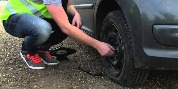 Sécurité routière : Savoir démonter et monter une roue de voiture en cas de crevaison