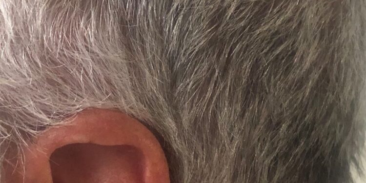 Énigme du temps : l&rsquo;éternelle jeunesse des pensées et la marque du temps sur le corps