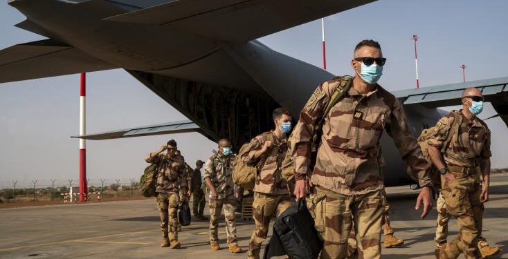 L&rsquo;impact du retrait au Niger : Quel avenir pour les bases militaires françaises en Afrique ?