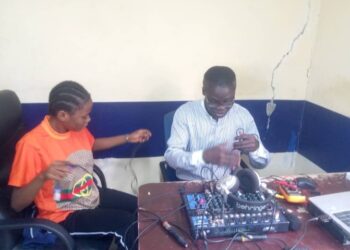 Fin de stage pour les élèves électroniciens de CESA à Radio Zénith, bilan avec Yapi Noël