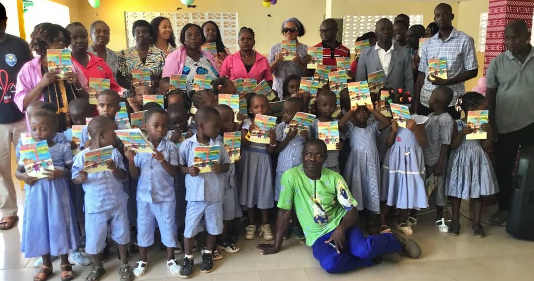 AKOUPE: Des livres sur la nutrition offerts aux enfants d’une école maternelle