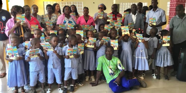 AKOUPE: Des livres sur la nutrition offerts aux enfants d’une école maternelle