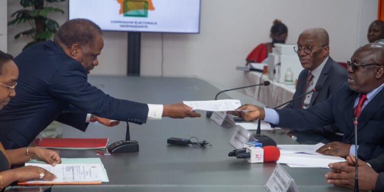 Présidentielle 2025 : Laurent Gbagbo dépose sa candidature à la CEI