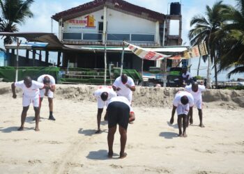 Sueur, sable et sourires : le séminaire des patrons de presse s&rsquo;achève dans le surf d&rsquo;Assouindé