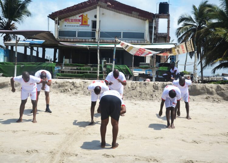 Sueur, sable et sourires : le séminaire des patrons de presse s&rsquo;achève dans le surf d&rsquo;Assouindé