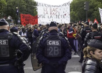 Manifester malgré l&rsquo;interdiction : ce qui sépare le maintien de l&rsquo;ordre français des dérives autocratiques