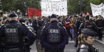 Manifester malgré l&rsquo;interdiction : ce qui sépare le maintien de l&rsquo;ordre français des dérives autocratiques